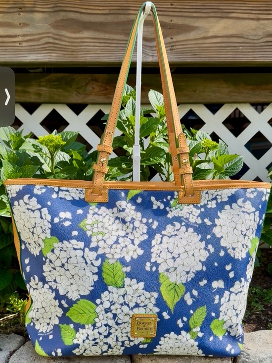 Dooney & Bourke Handbags - Dooney & Bourke Navy White Hydrangea Zip Tote